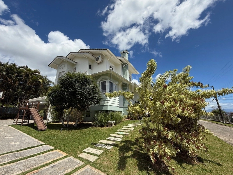 Casa com 3 suítes no Cacupé