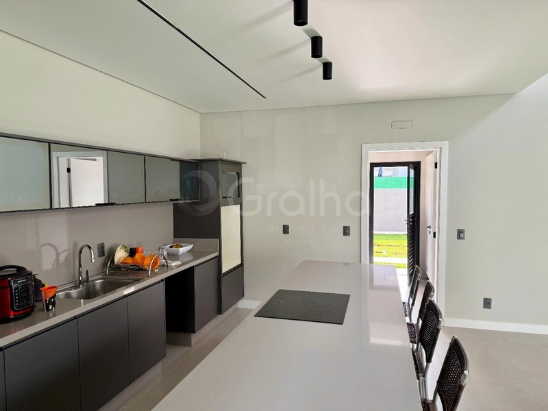 Casa com 4 suítes em Jurerê: 3ª foto da galeria de imagens do imóvel