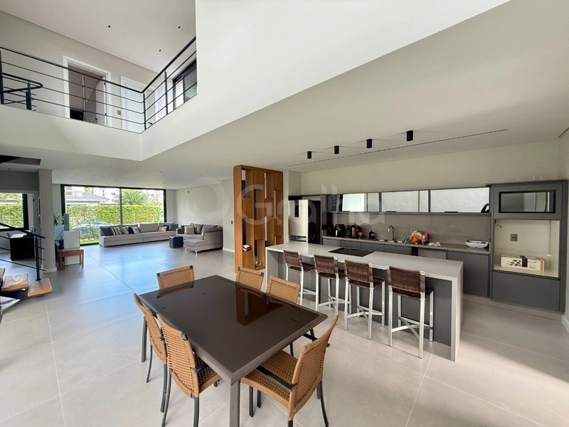 Casa com 4 suítes em Jurerê: 6ª foto da galeria de imagens do imóvel