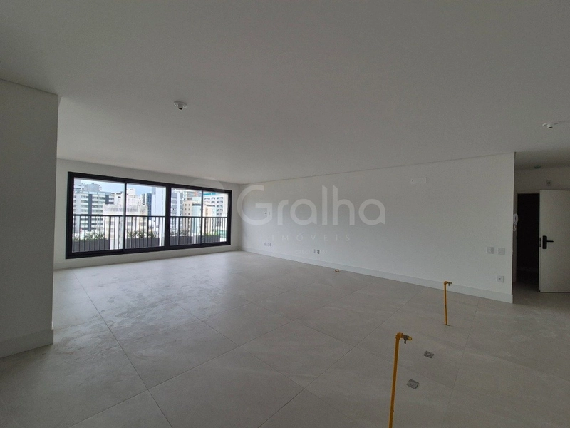 Apartamento com 3 suítes no Centro