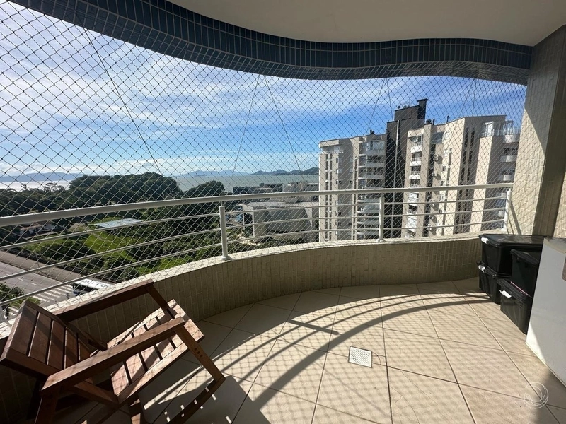 Apartamento com 1 suíte e 2 demi suítes na Agronômica