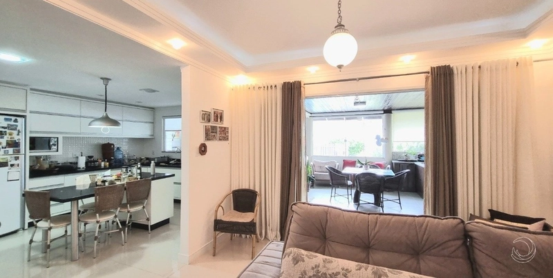 Casa com 4 dormitórios no Córrego Grande: 2ª foto da galeria de imagens do imóvel