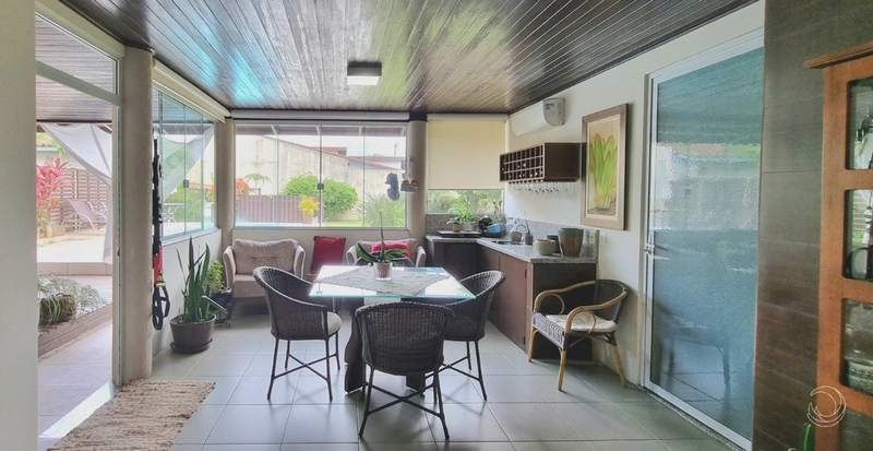 Casa com 4 dormitórios no Córrego Grande: 3ª foto da galeria de imagens do imóvel