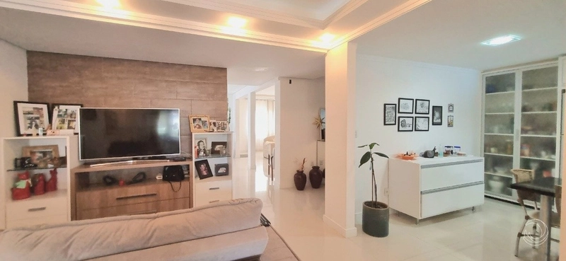 Casa com 4 dormitórios no Córrego Grande: 6ª foto da galeria de imagens do imóvel