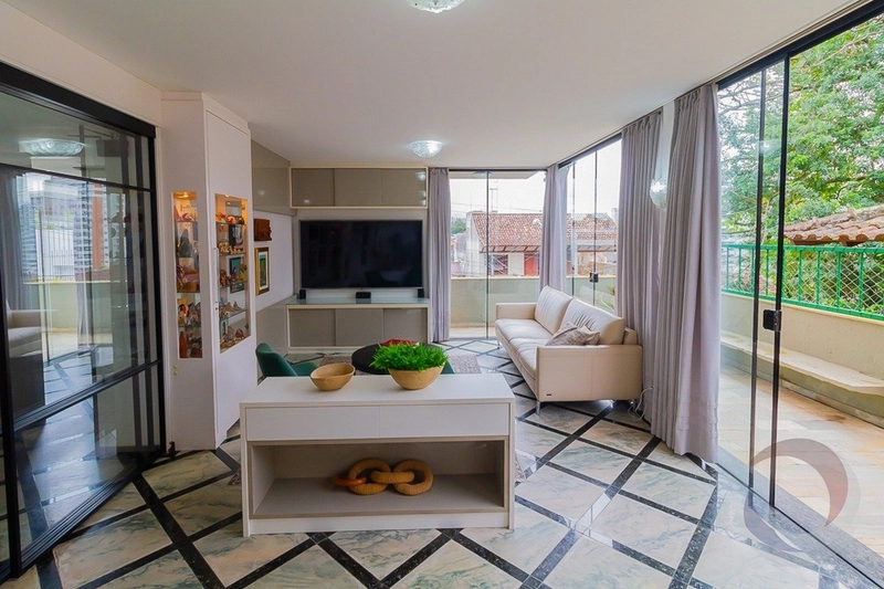 Casa com 4 dormitórios na Agronômica: 7ª foto da galeria de imagens do imóvel