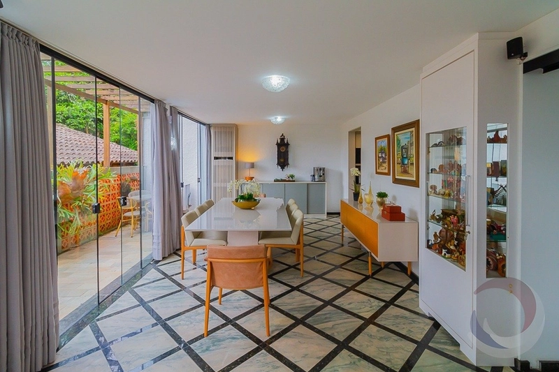 Casa com 4 dormitórios na Agronômica: 10ª foto da galeria de imagens do imóvel