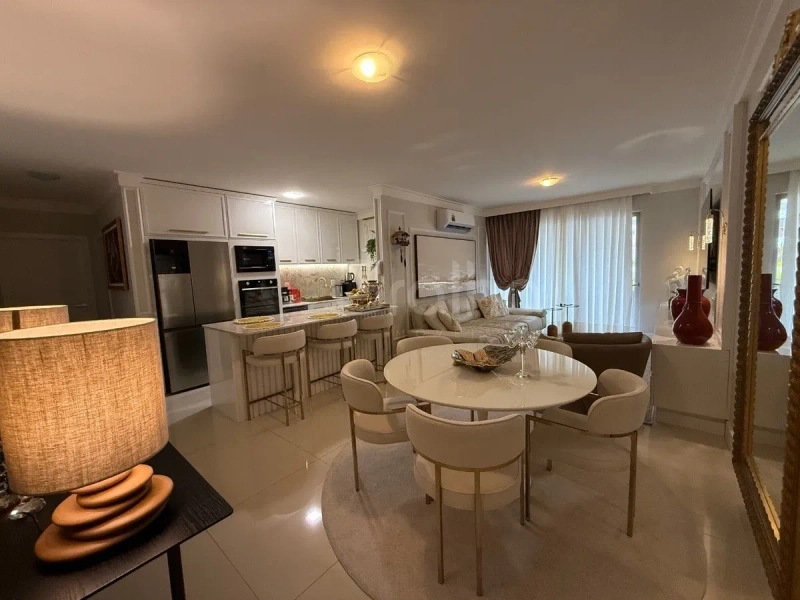 Apartamento no Centro andar alto com 2 suítes e 2 vagas de garagem.