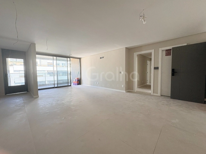 Apartamento com 3 suítes no Estreito