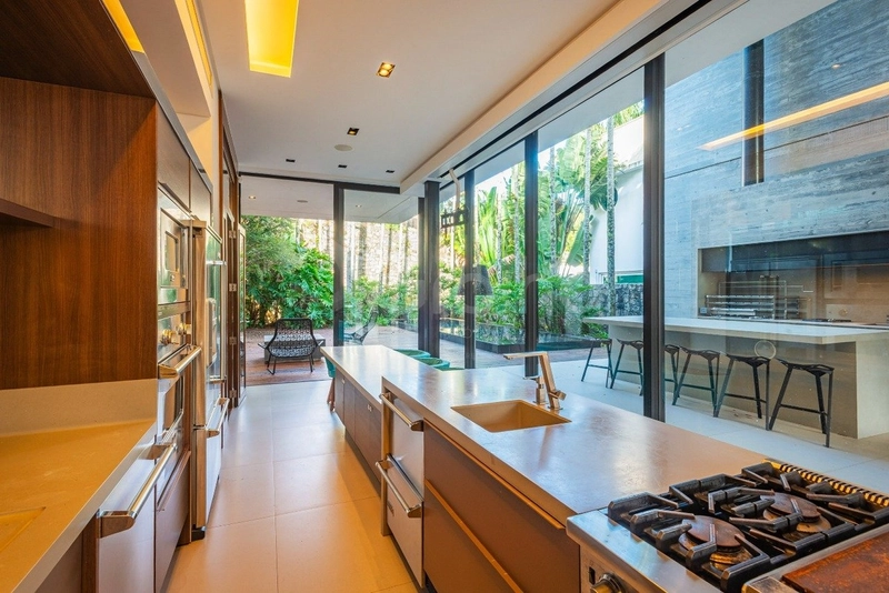 Casa condomínio com 5 dormitórios, sendo 3 suítes, no Cacupé: 2ª foto da galeria de imagens do imóvel