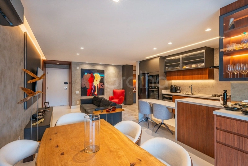 Apartamento com 2 suítes na Agronômica