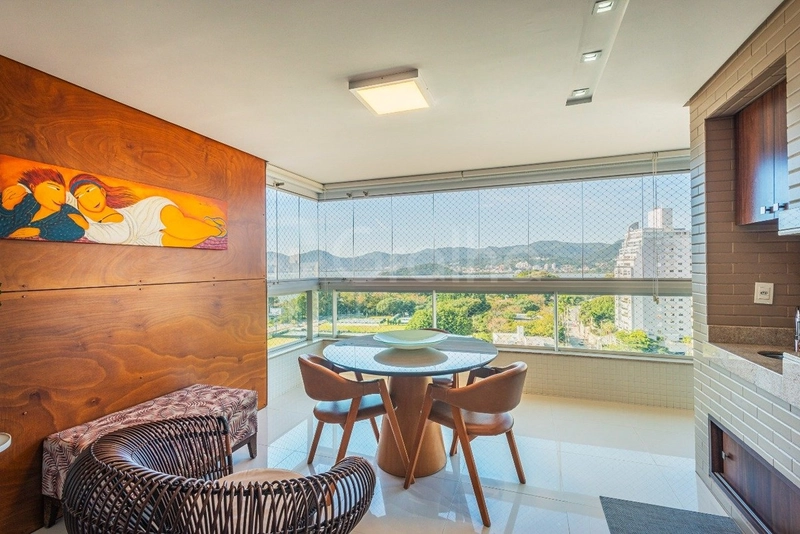 Apartamento com 3 suítes na Agronômica: 2ª foto da galeria de imagens do imóvel