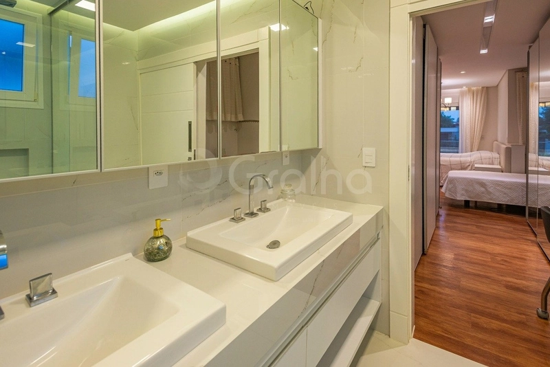 Casa com 5 suítes em Jurerê Internacional: 17ª foto da galeria de imagens do imóvel