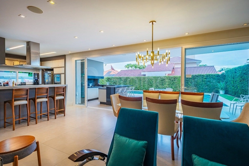 Casa com 5 suítes em Jurerê Internacional: 4ª foto da galeria de imagens do imóvel