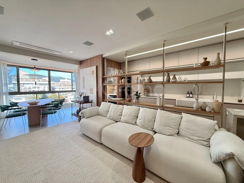 Apartamento com 3 suítes em Jurerê