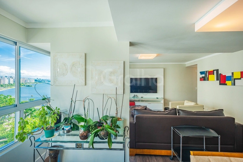 Apartamento com 4 dormitórios, sendo 1 suíte, na Agronômica: 5ª foto da galeria de imagens do imóvel