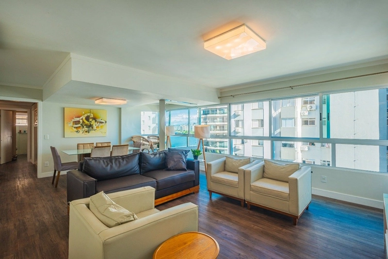 Apartamento com 4 dormitórios, sendo 1 suíte, na Agronômica