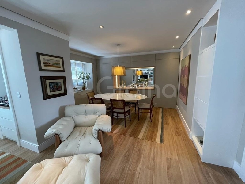 Apartamento com 2 suítes no Centro