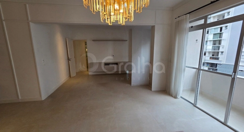 Apartamento com 2 dormitórios, sendo 1 suíte, na Agronômica