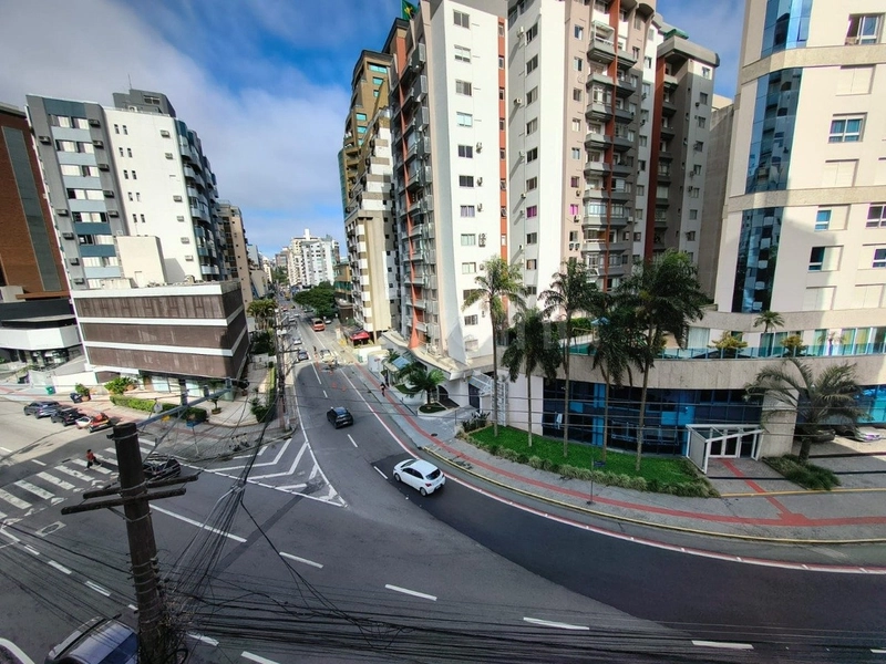 Apartamento com 3 dormitórios, sendo 1 suíte, no bairro Agronômica: 3ª foto da galeria de imagens do imóvel