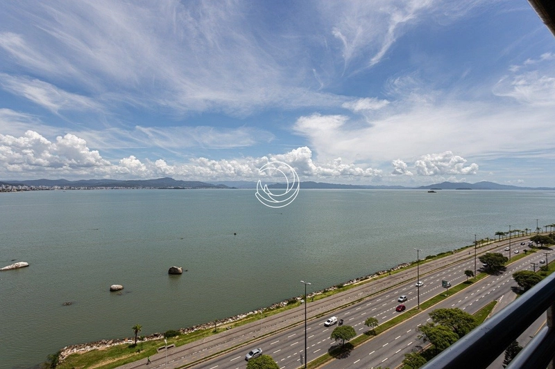 Apartamento com 4 suítes na Beira Mar Norte