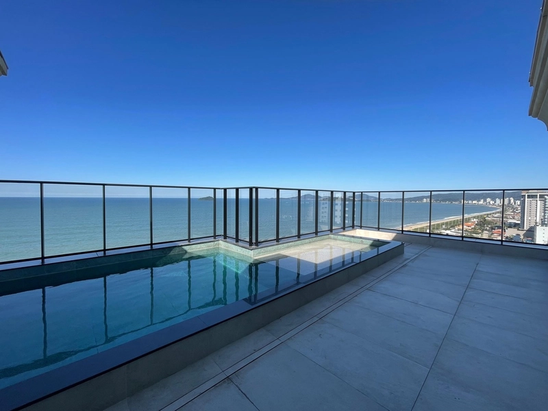 Cobertura duplex com 04 suítes e piscina privativa, frente mar