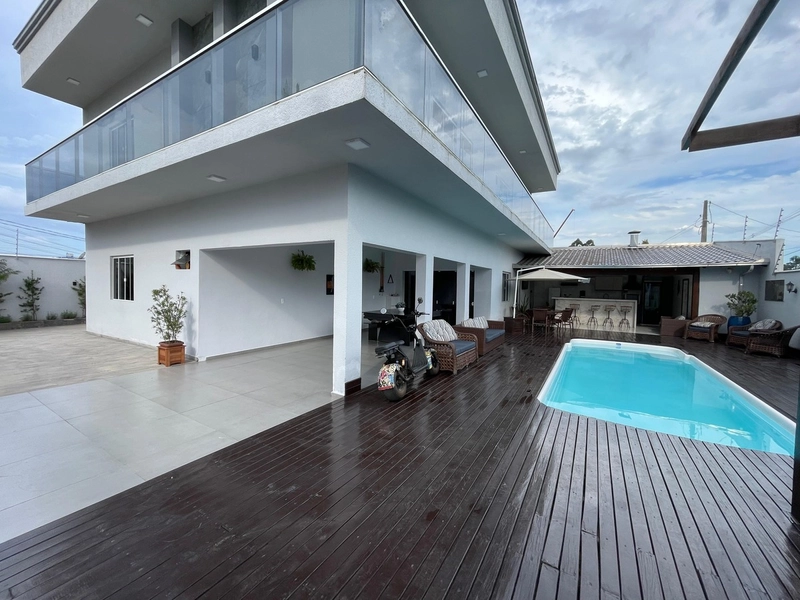 Casa duplex com suíte master com hidromassagem em Balneário Piçarras: 2ª foto da galeria de imagens do imóvel