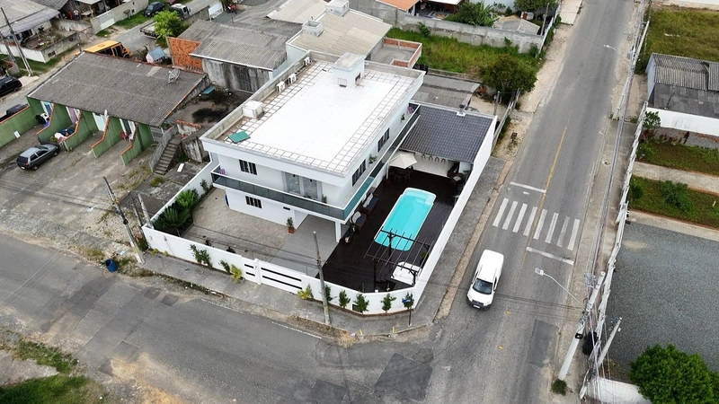 Casa duplex com suíte master com hidromassagem em Balneário Piçarras