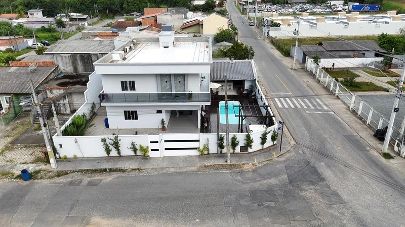 Casa duplex com suíte master com hidromassagem em Balneário Piçarras: 6ª foto da galeria de imagens do imóvel