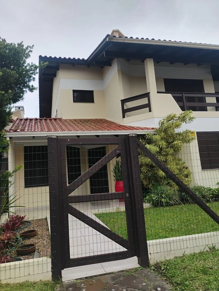 Casa de frente ao mar com 5 dormitórios com 3 vagas de garagem!