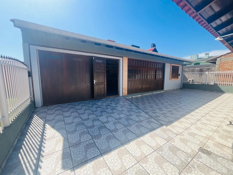 Casa com 4 dormitórios próxima ao mar!