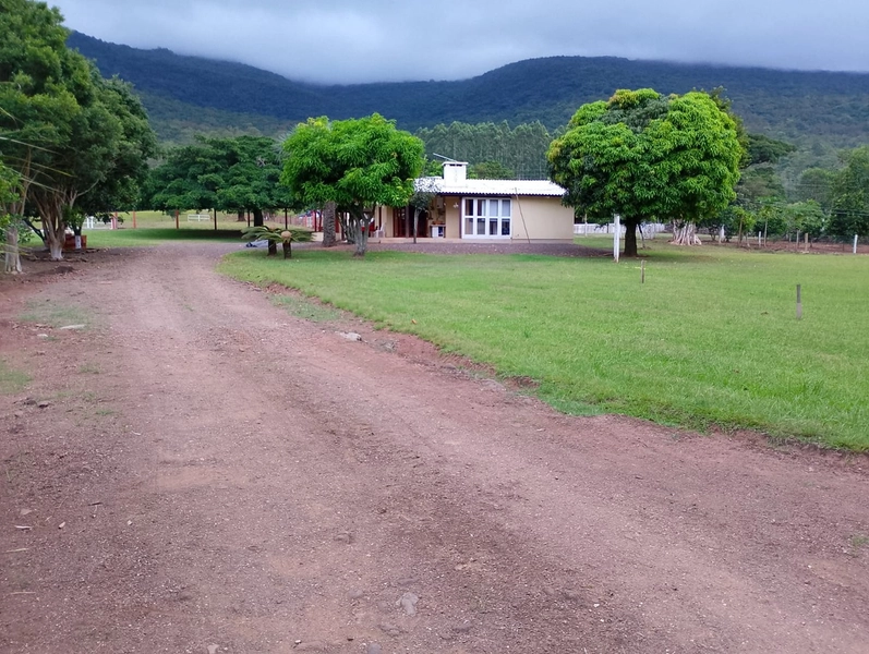 Chácara em Maquiné com porteira fechada.
