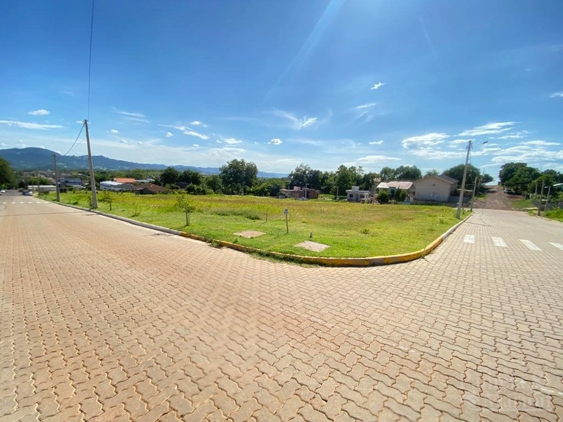 TERRENO DE ESQUINA: 1ª foto da galeria de imagens do imóvel