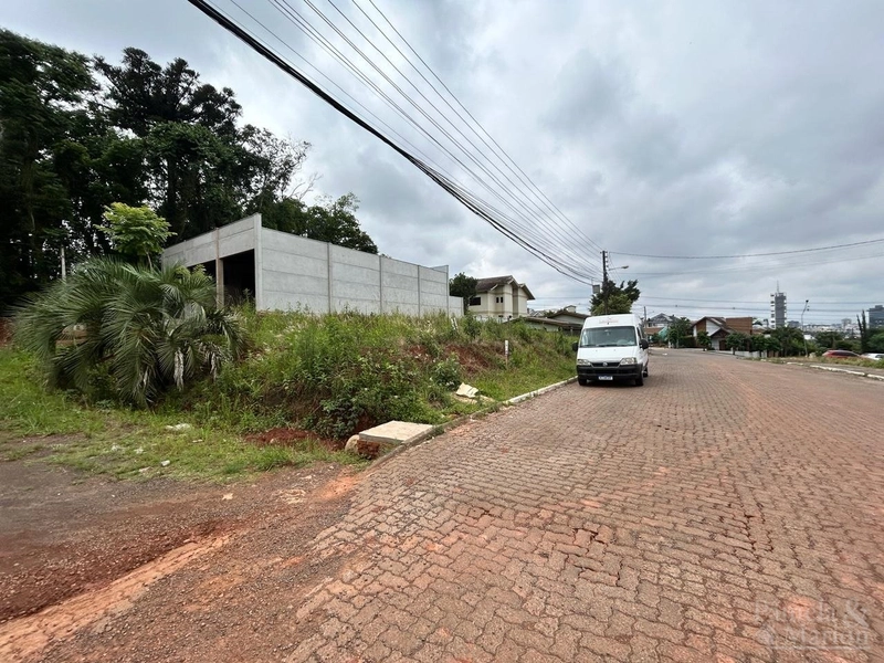 TERRENO DE ESQUINA: 1ª foto da galeria de imagens do imóvel
