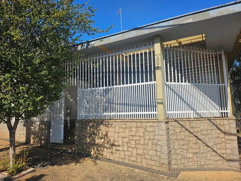 CASA A VENDA NO CENTRO COM 4 DORMITÓRIOS (1 SUÍTE): 2ª foto da galeria de imagens do imóvel