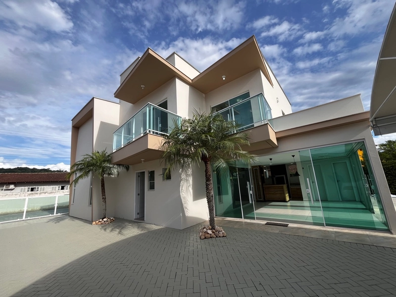 Casa ampla com piscina no Centro da Guabiruba: 3ª foto da galeria de imagens do imóvel