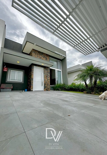 Casa de 03 dormitórios com piscina aquecida