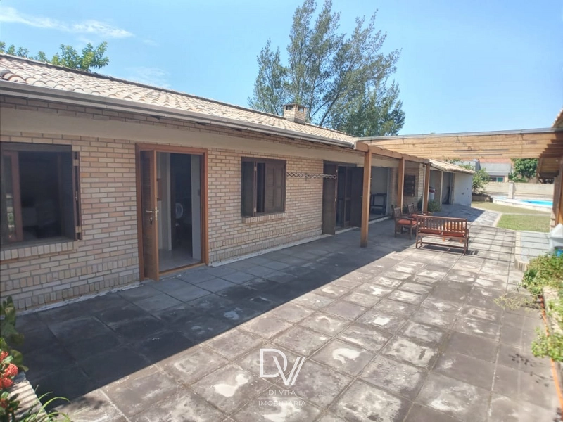 Casa com 04 dormitórios, quiosque e piscina em Xangri-lá: 2ª foto da galeria de imagens do imóvel