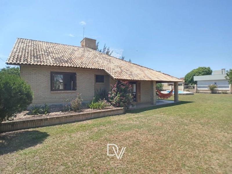 Casa com 04 dormitórios, quiosque e piscina em Xangri-lá: 1ª foto da galeria de imagens do imóvel