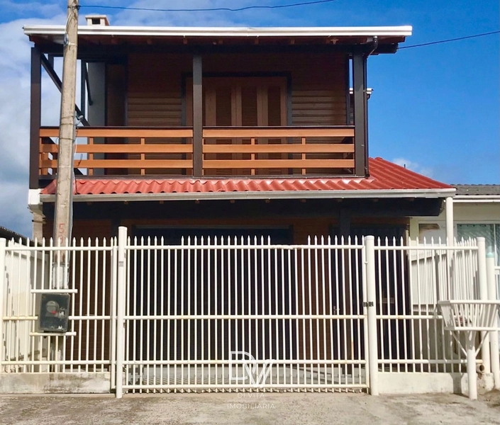 Sobrado com 04 dormitórios no Bairro Zona Nova