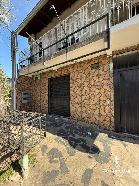 CASA AMPLA COM PARTE DA FRENTE PARA POSSÍVEL COMÉRCIO.: 1ª foto da galeria de imagens do imóvel