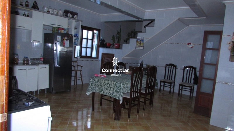 Casa ampla com 4 dormitórios, suíte e lindo pátio arborizado: 6ª foto da galeria de imagens do imóvel