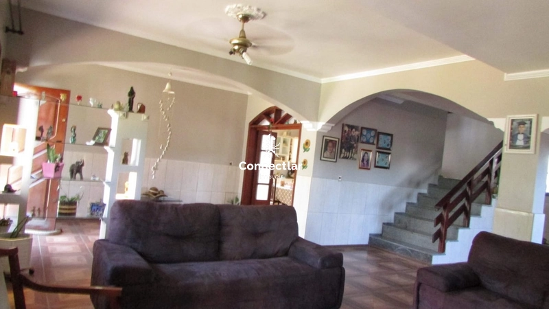 Casa ampla com 4 dormitórios, suíte e lindo pátio arborizado: 9ª foto da galeria de imagens do imóvel