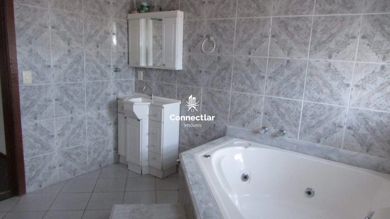 Casa ampla com 4 dormitórios, suíte e lindo pátio arborizado: 7ª foto da galeria de imagens do imóvel