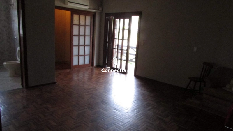 Casa ampla com 4 dormitórios, suíte e lindo pátio arborizado: 2ª foto da galeria de imagens do imóvel