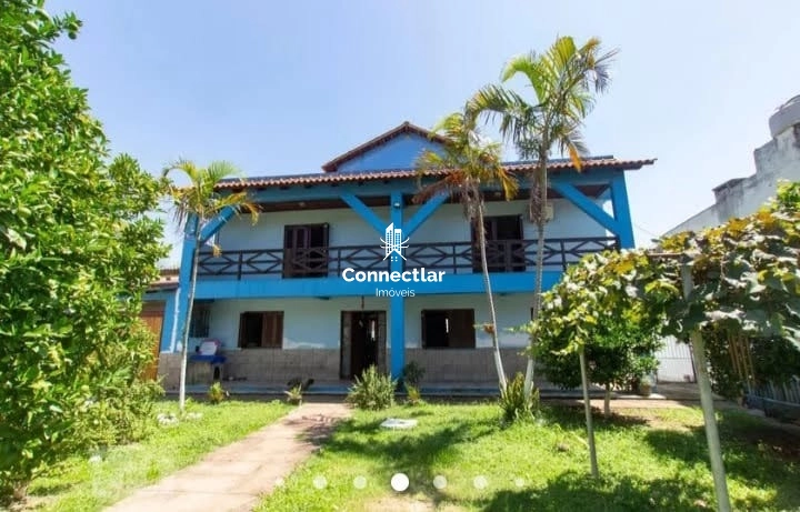 Casa ampla com 4 dormitórios, suíte e lindo pátio arborizado