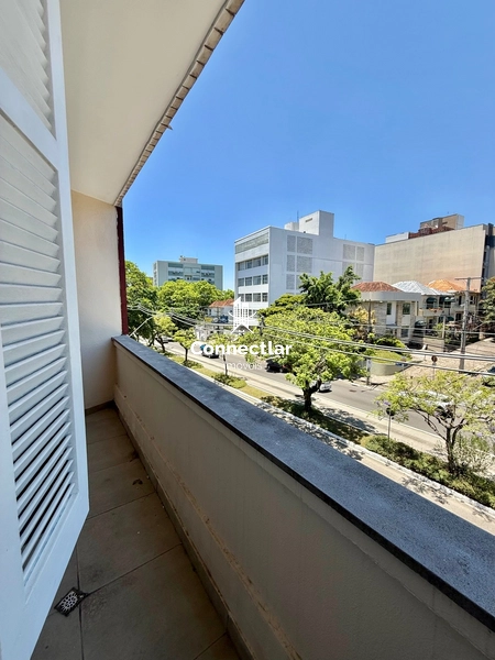 Amplo apartamento reformado com sacada no bairro Petrópolis: 24ª foto da galeria de imagens do imóvel