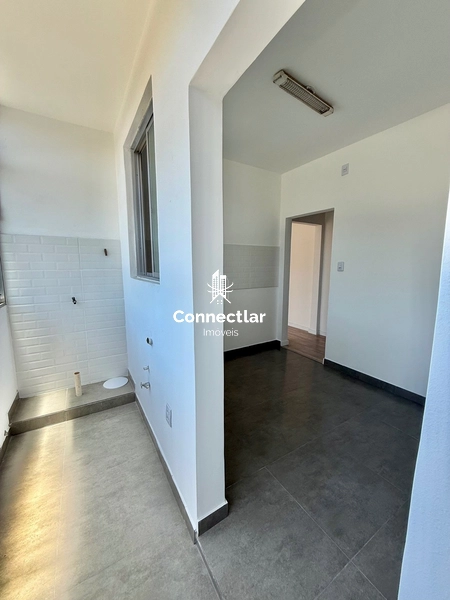 Amplo apartamento reformado com sacada no bairro Petrópolis: 10ª foto da galeria de imagens do imóvel