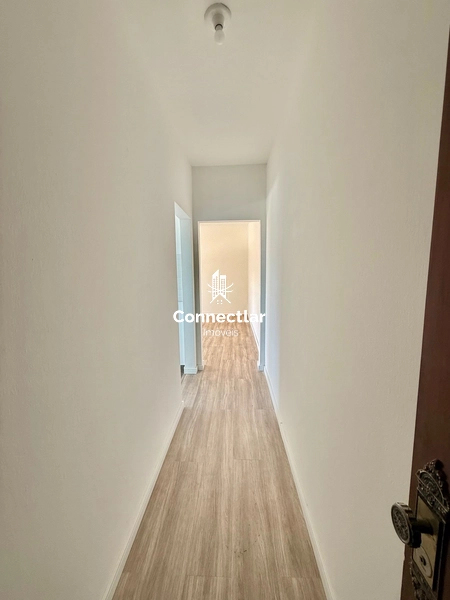 Amplo apartamento reformado com sacada no bairro Petrópolis: 3ª foto da galeria de imagens do imóvel