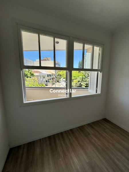 Amplo apartamento reformado com sacada no bairro Petrópolis: 18ª foto da galeria de imagens do imóvel