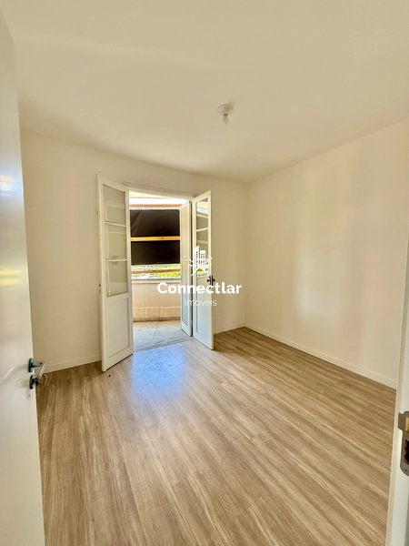 Amplo apartamento reformado com sacada no bairro Petrópolis: 22ª foto da galeria de imagens do imóvel